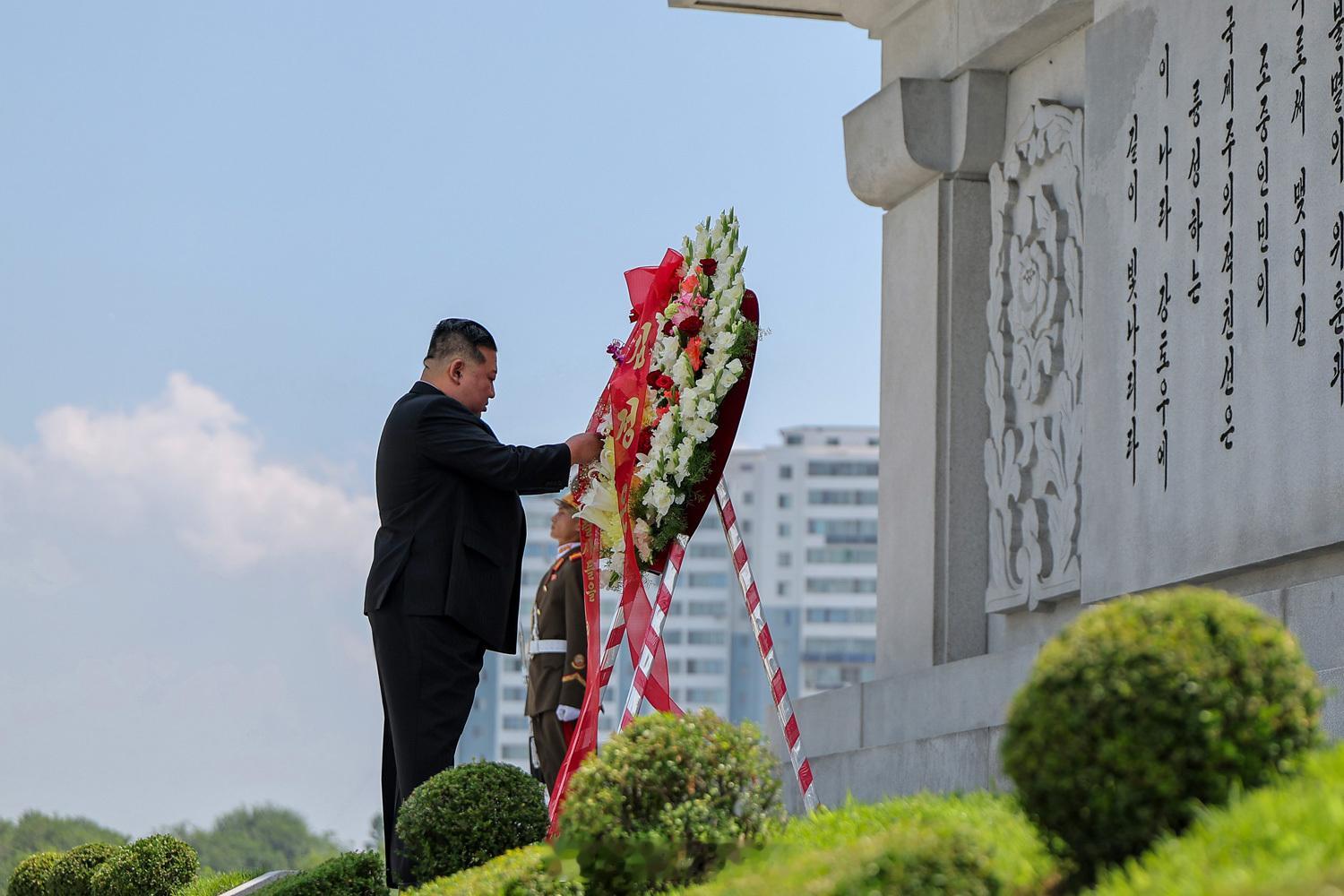 金正恩参谒中朝友谊塔并献花圈金正恩向中国人民志愿军烈士致哀当地时间7月26日，金