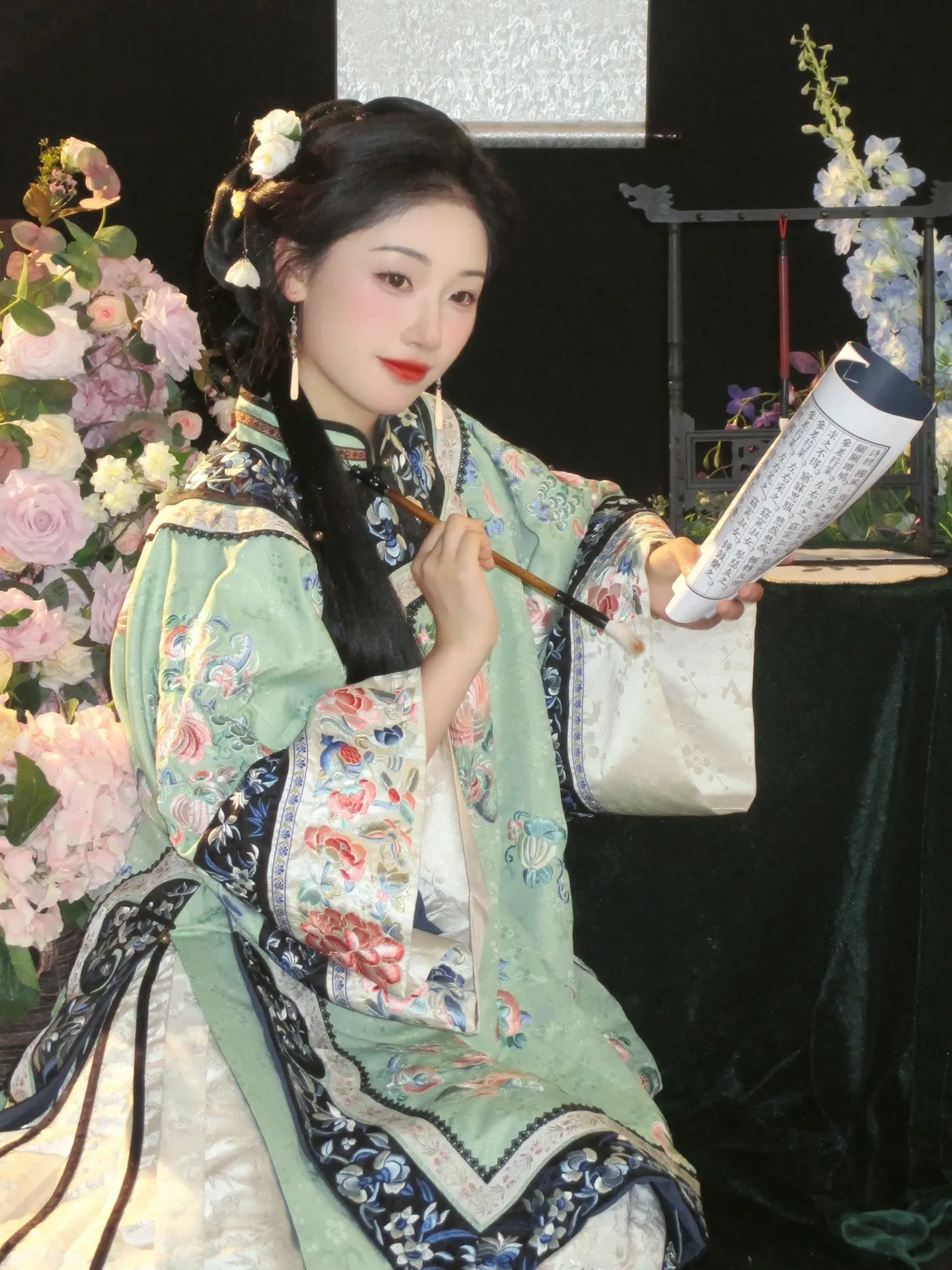 新帖绣罗襦，双双金鹧鸪。