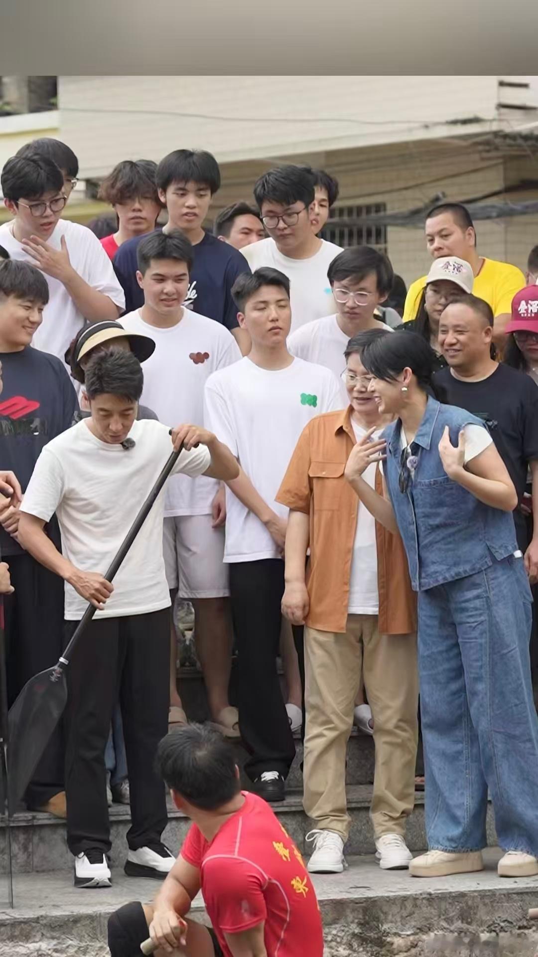 赛龙舟也有弹射起步的推背感城市风华录 发令落下便是全速冲刺，船头破开层层水波，强
