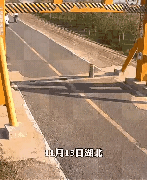 发文只是起到警示作用，无不良引导倾向，这次事故与路得一侧有铁管阻拦有关，与白色轿