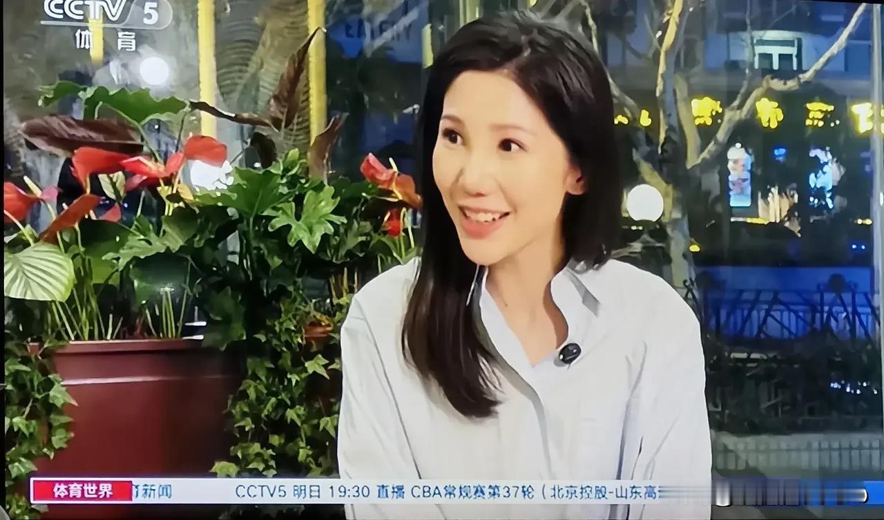 央视真是卧虎藏龙，美女如云！今天晚上央五一位女记者采访了保定排球队员隋翔宇。这个