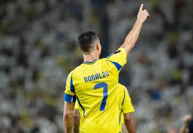 957比893，C罗仍然遥遥领先！
本轮沙特联赛对阵达曼协作的比赛中，C罗再次进