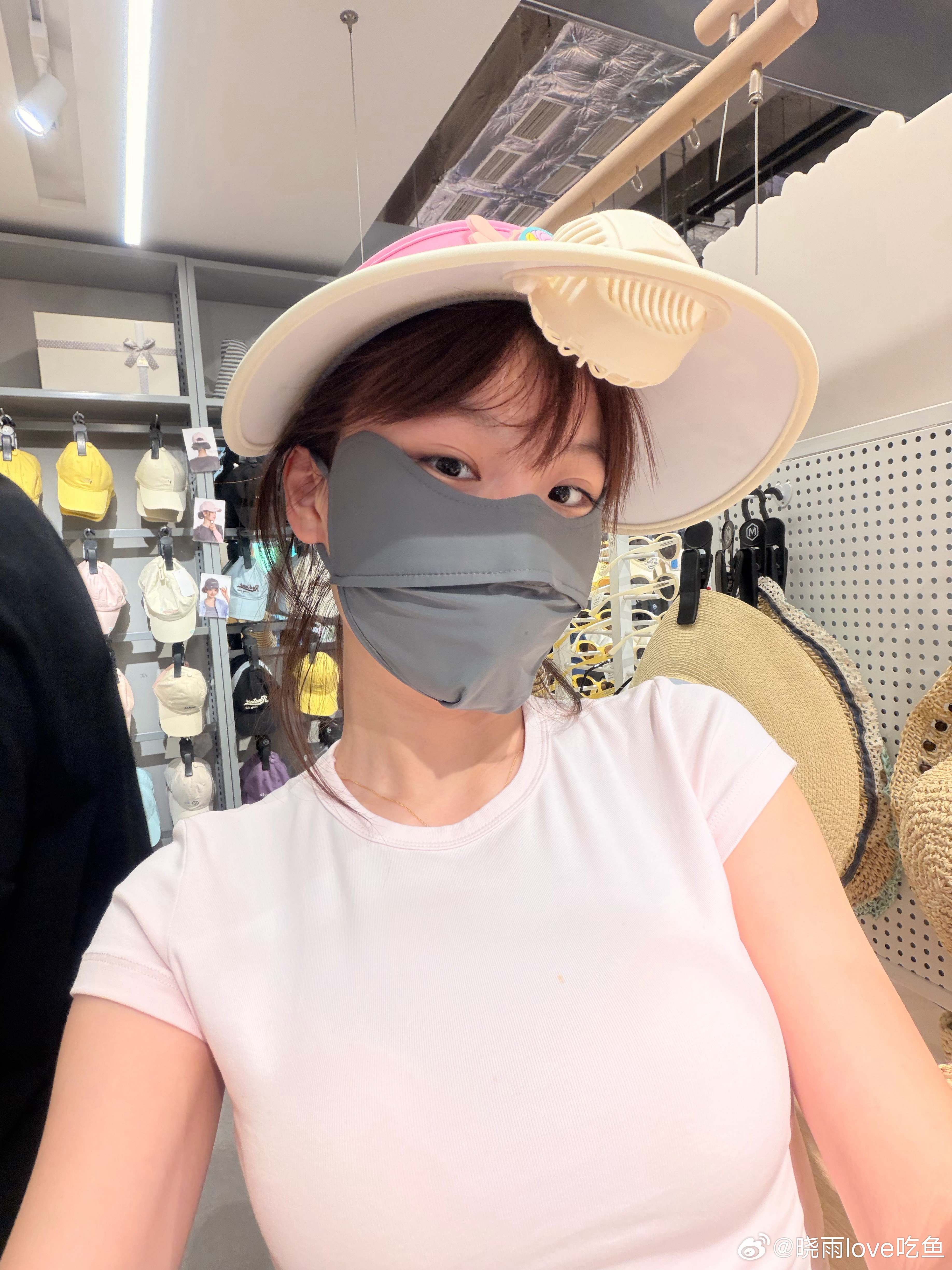 纪念日得防晒面罩还挺好看的哈哈哈哈哈哈今年购入的第一个面罩，年年夏天买年年丢