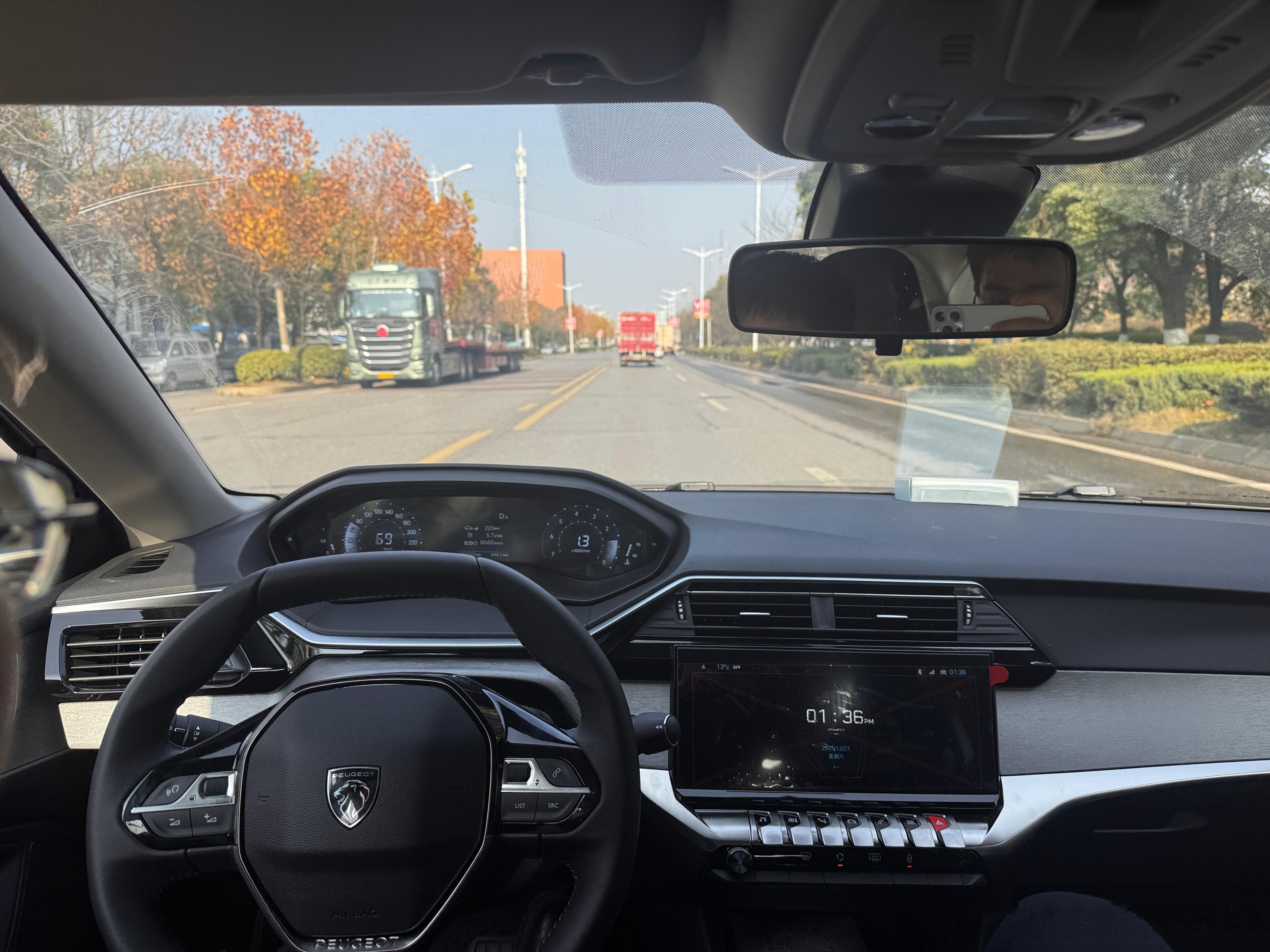 虽然老乡他第一次买车但是他亲哥是用了8年车的抽空让他哥开了法系最便宜的408他感