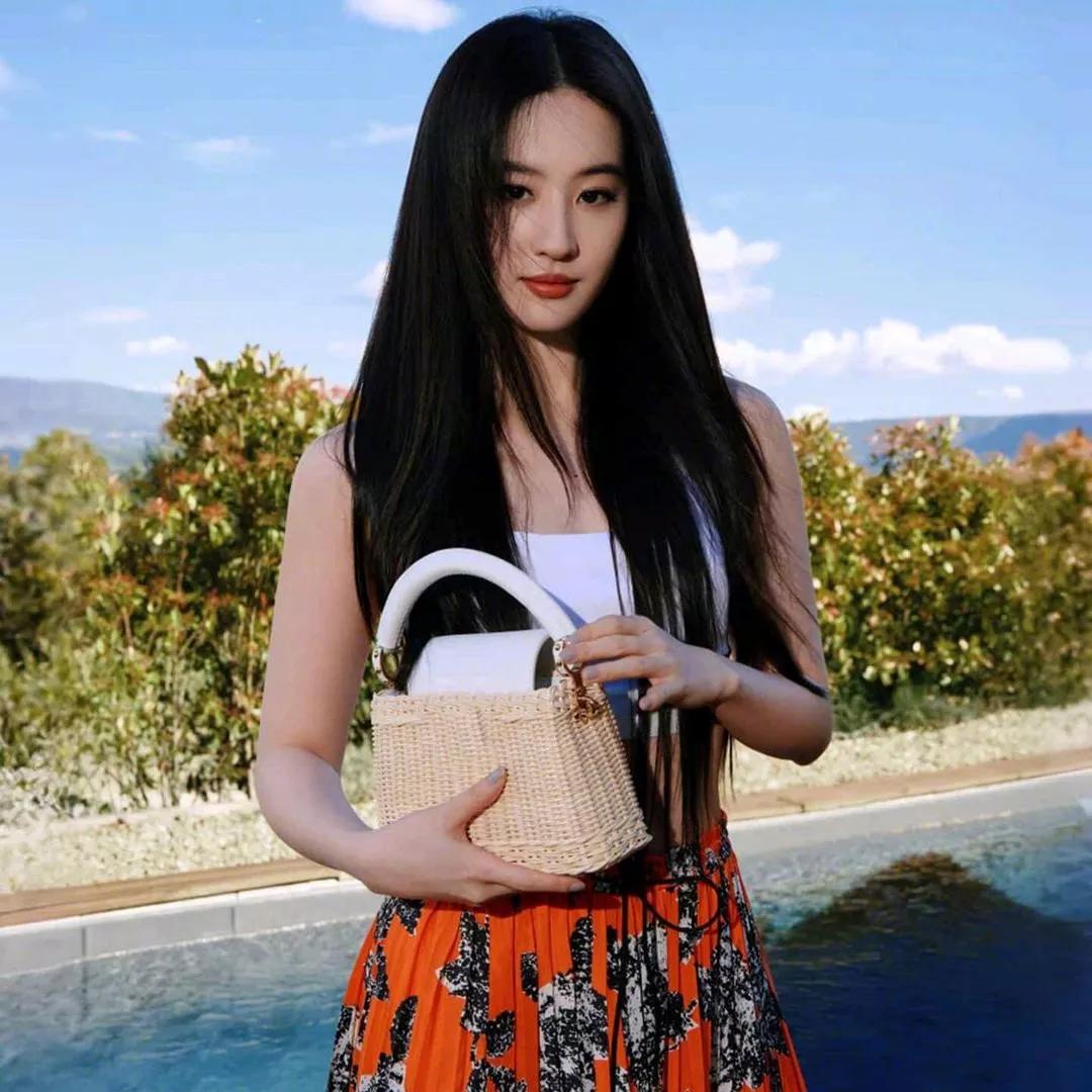 夏日度假风 | 轻盈裙装搭配草编包，自在随性