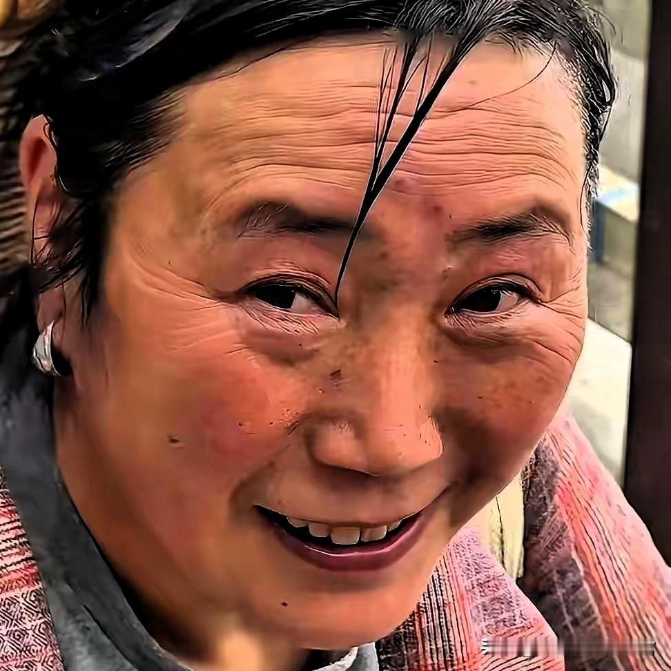 河南洛阳老君山，53岁的雷玉琴是32名挑山工中唯一的女性。11年来，她每天凌晨4