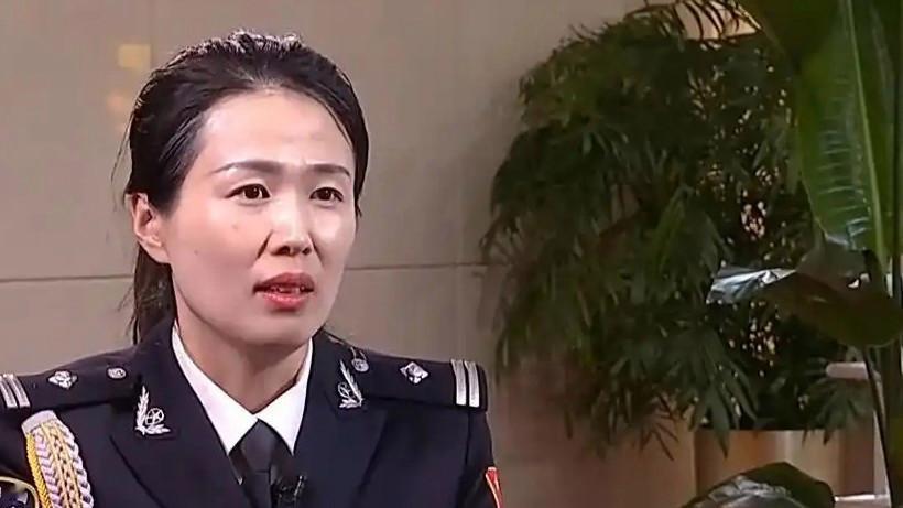 中国女警赵欢南苏丹维和火了！教孩子写字、帮妇女送药，细节暖到人心
 
中国维和警
