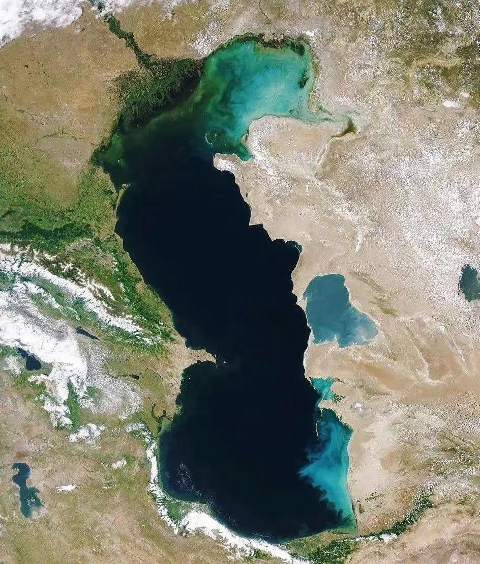 里海到底是海，还是湖？答案是既是海，也是湖。里海地处亚欧交界，面积约38.6万平