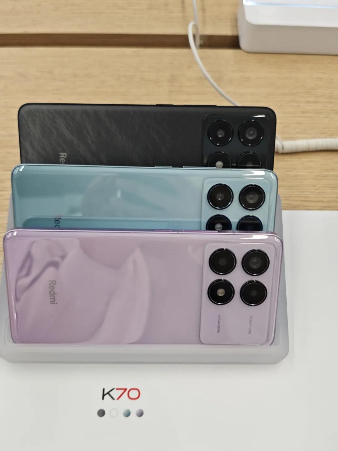 红米K70上手0.5个小时
忍不住来吐槽吐槽
希望卢伟冰别介意

1、k70e、