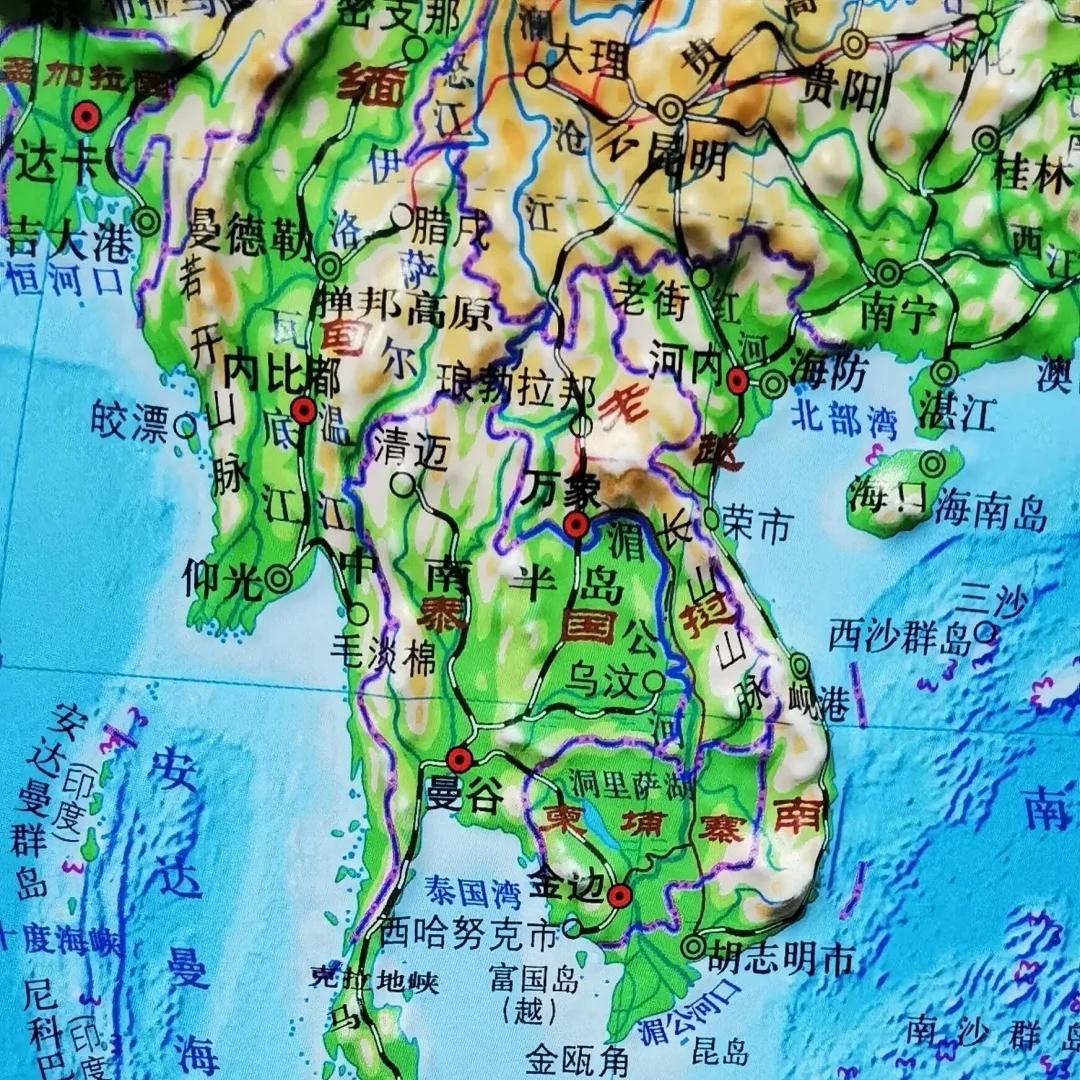 胡志明市与仰光均坐落于大河入海口，坐拥广阔的三角洲平原，兼具河海联运之便与腹 地