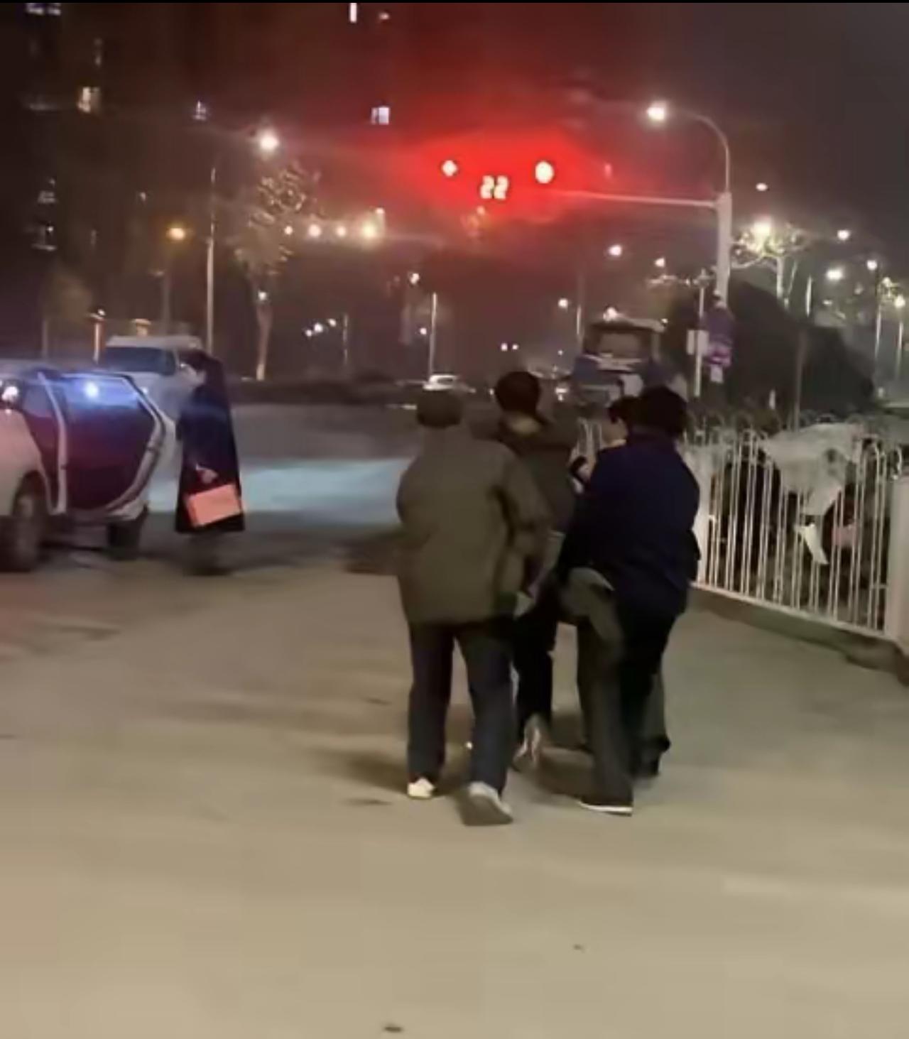 泪目！一男子查出肝癌中期，妻子果断提出离婚，他当天买了一斤白酒并一口气喝完了，随
