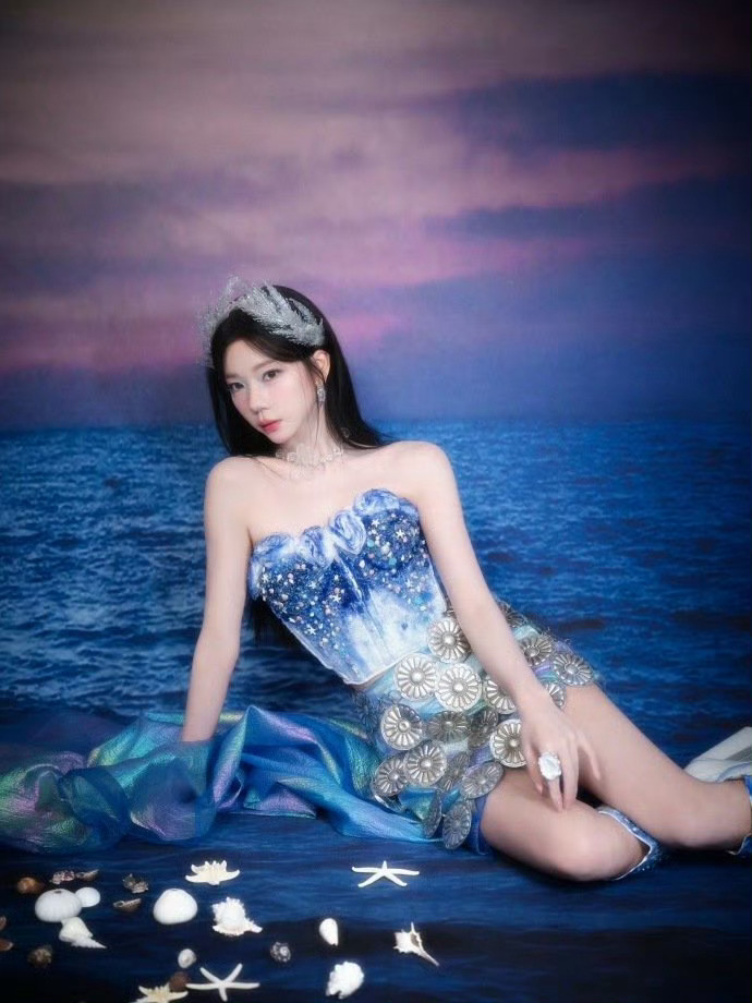 张紫宁 美人鱼 张紫宁的美人鱼造型美到冒泡。渐变蓝抹胸裙亮片璀璨，像把海洋的梦幻