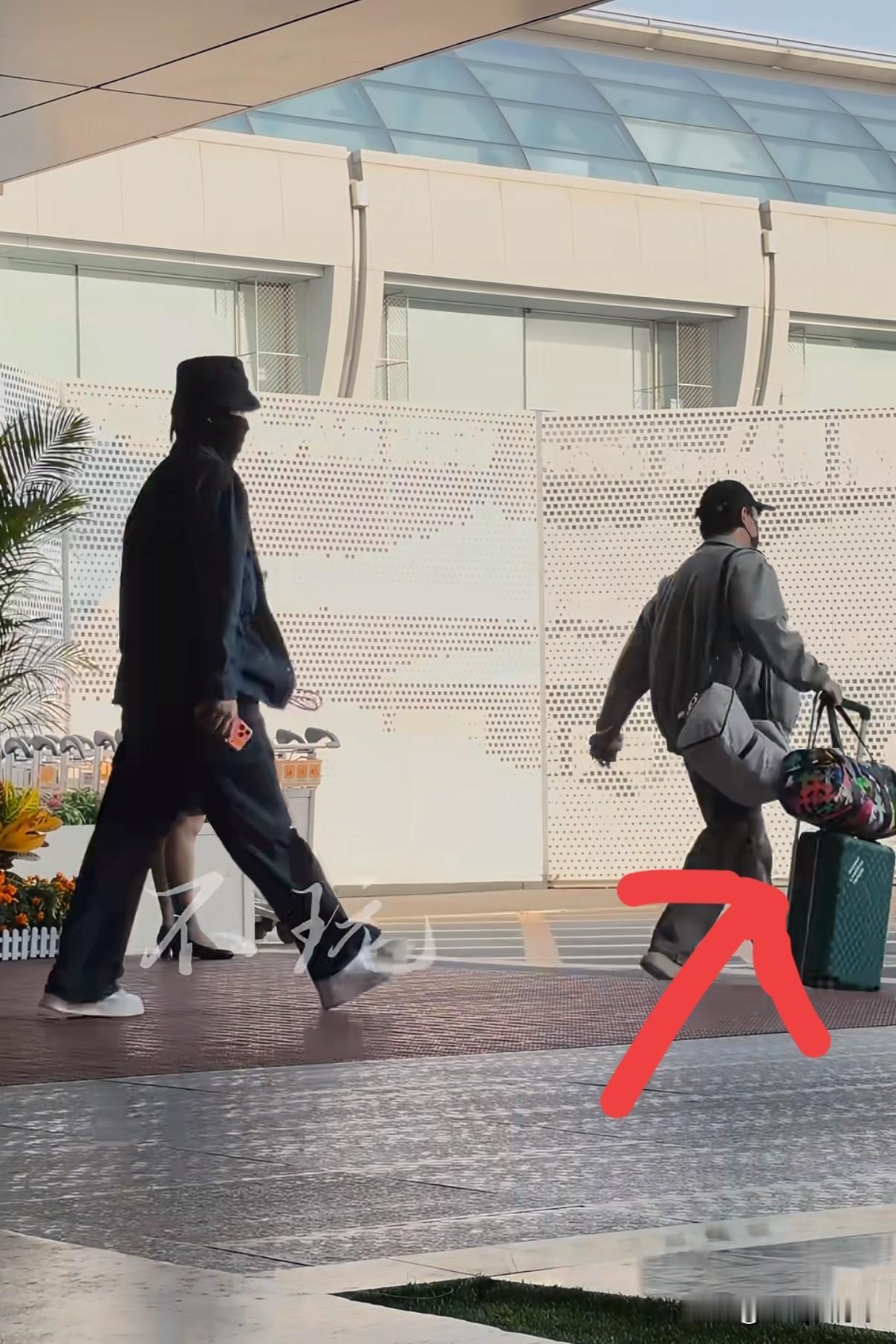 大头的包跟大梦是同款，这是巧合吗？
今日大头云南大理旅游回来，用的包和大梦撞款了