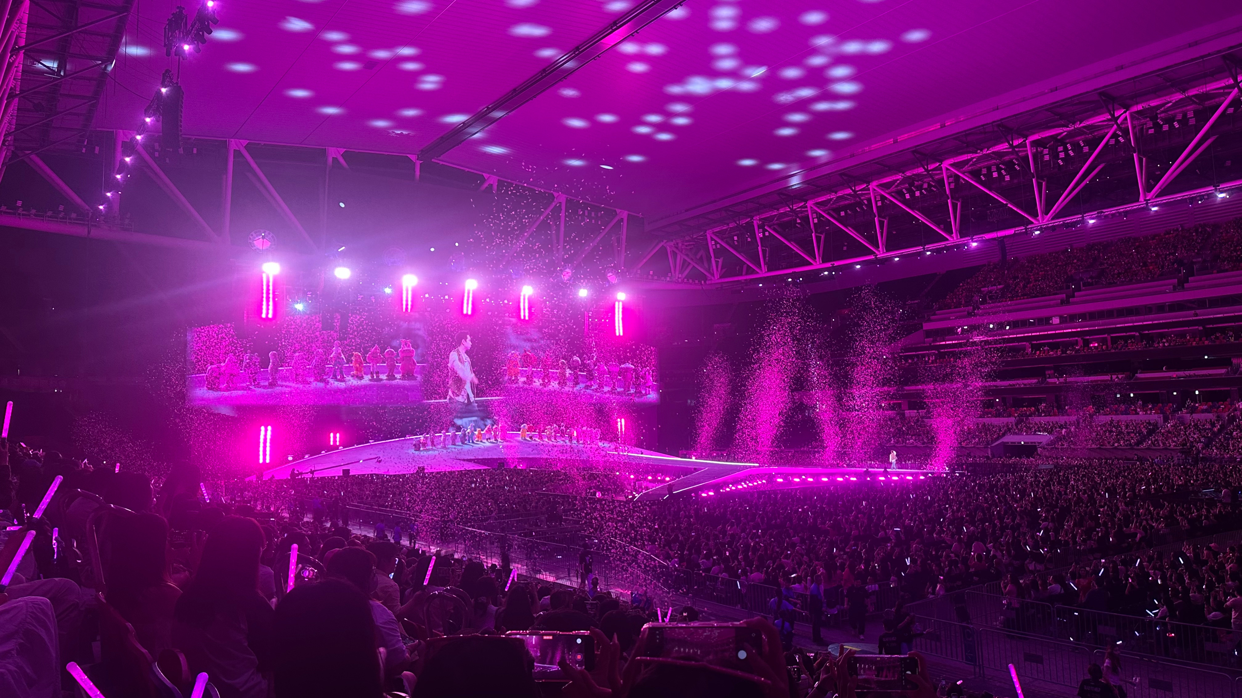 一些美丽的天幕光影结合歌曲场景的一些小巧思汪苏泷明日世界巡回演唱会 ​​​
