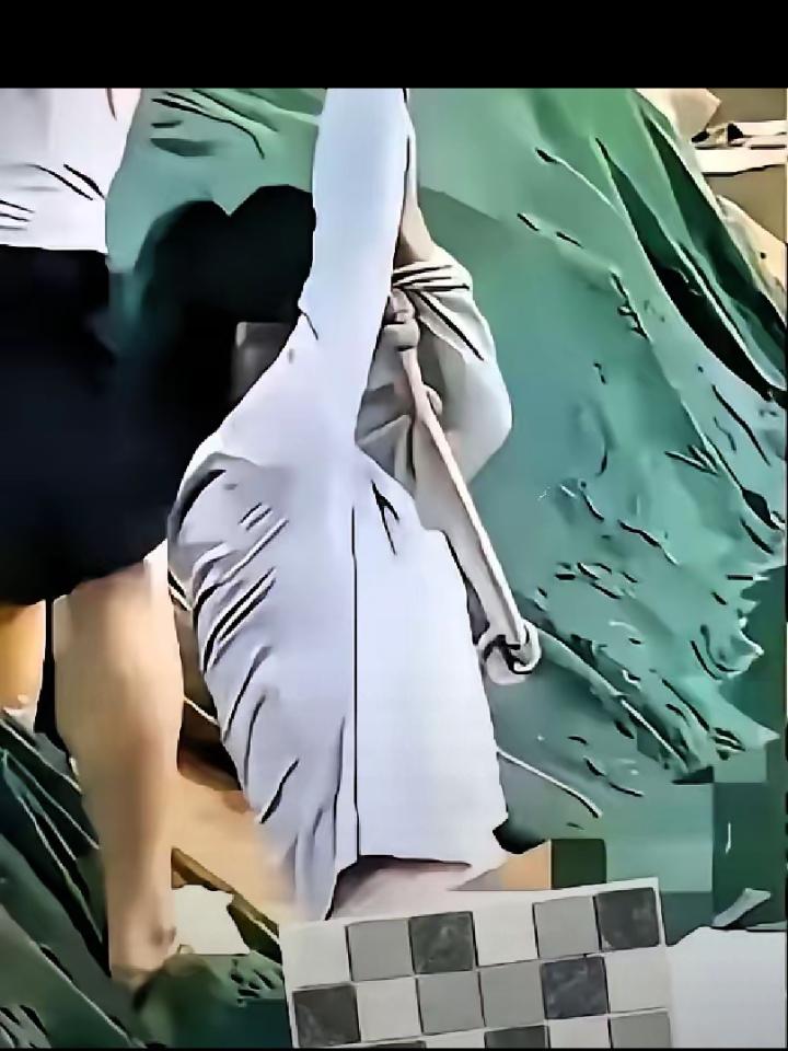 五台山那幕真戳人:姑娘落水被救上岸，下身衣服早被急流冲没了，只能死死夹着腿，脸憋