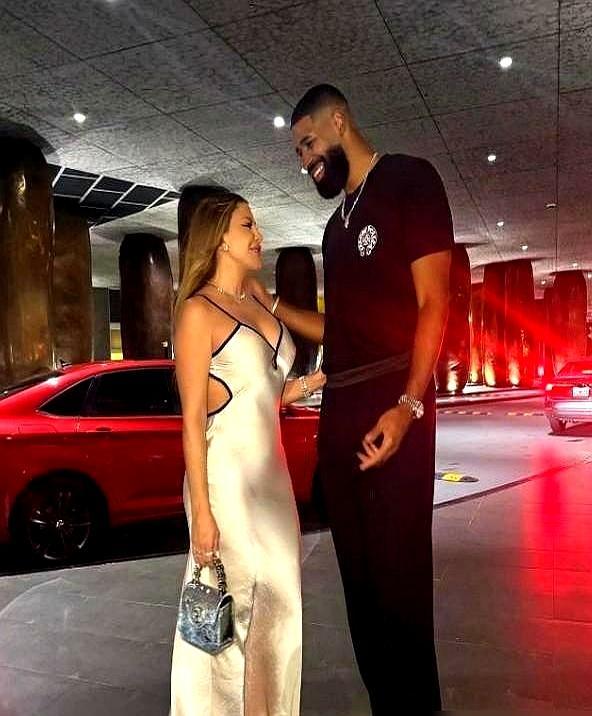 皮蓬前妻这事儿，是真精彩。
 
她叫拉尔萨，今年都51了。
 
找了个小男友，你