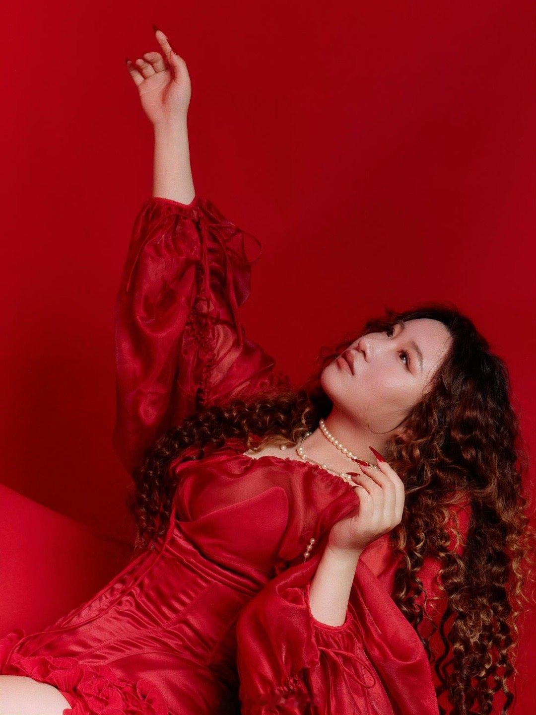 这还是我认识的锤娜丽莎吗 记忆里那个总是逗笑大家的锤姐，这次换上一身红装真是让人