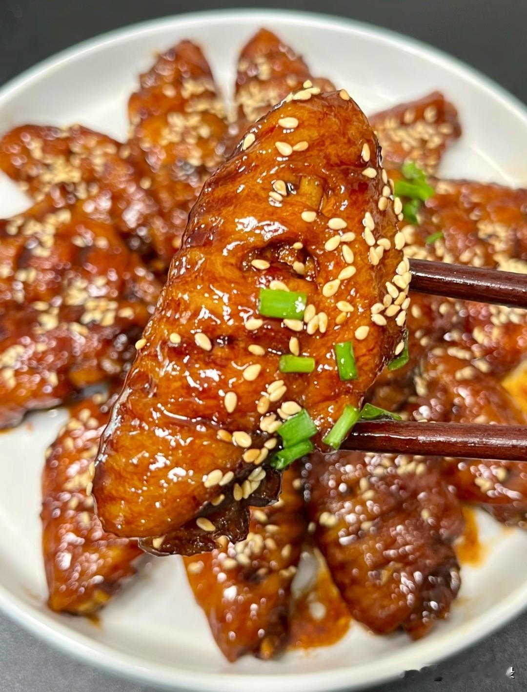 食材简单：鸡翅、可乐、葱姜蒜、白芝麻、料酒、酱油、李锦记蚝油

做法 ：
1、鸡