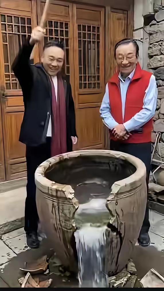 二位有头有脸的人物，一起在镜头前砸缸，这针对性不言而喻。
郭德纲为啥仇人那么多？