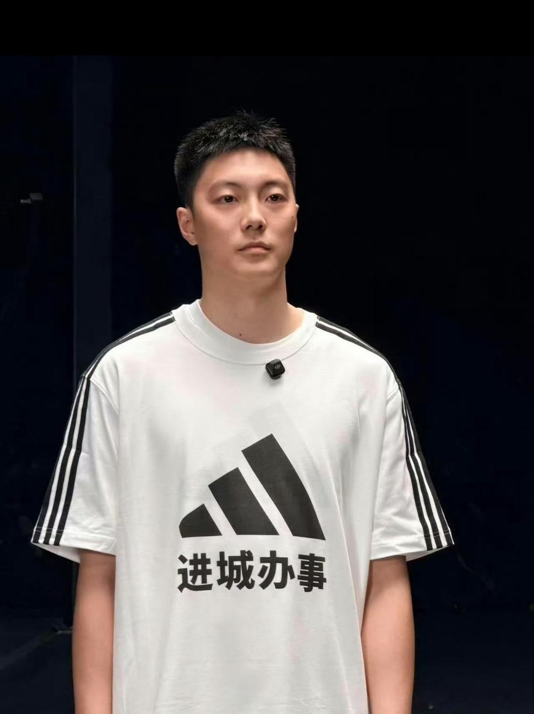 阿迪轩进城办事，是修复膝盖嘛？ 