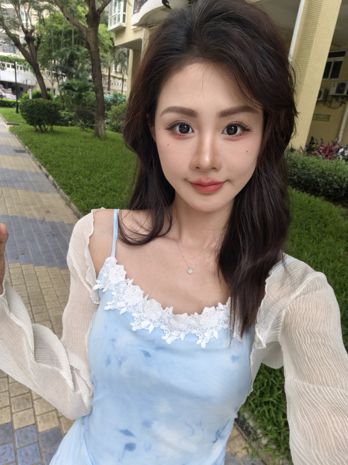 发一张前置自拍~                              ——