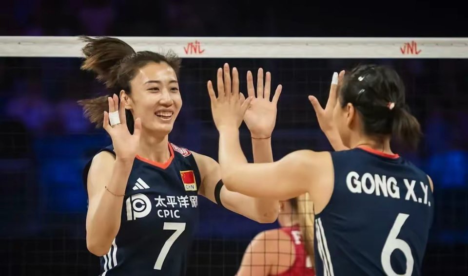 中国女排3-2惊天逆转美国，分站赛全胜收官！北京时间7月14日，2025年世界女