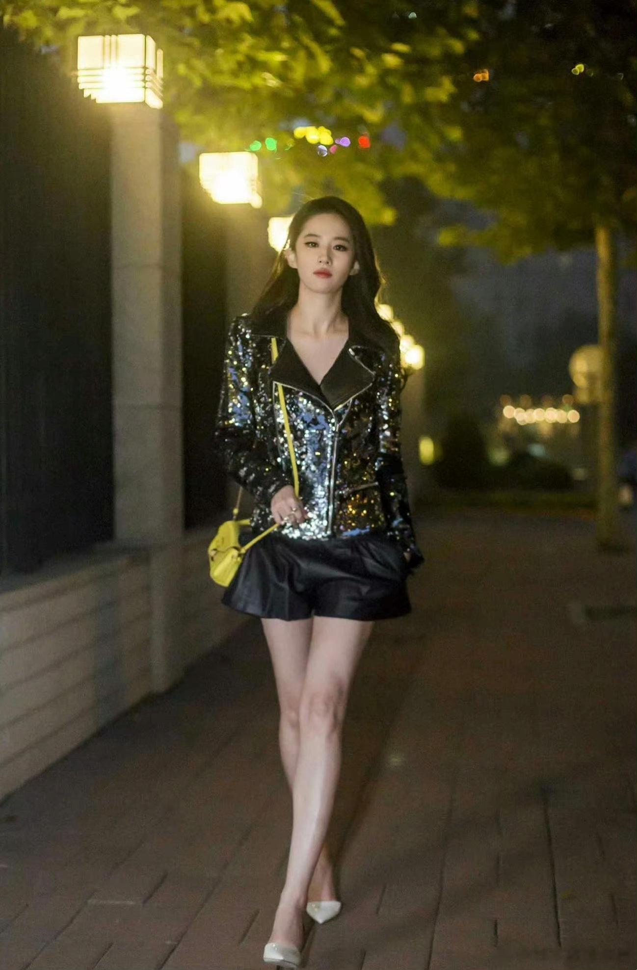 【#刘亦菲#•#晚安#】热爱可抵岁月漫长，温柔可挡艰难时光。[心]晚安～[爱你]