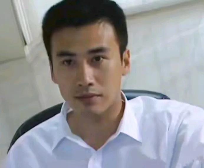 两人共用一张脸，简直就是一对双胞胎，如果你不仔细区分你真的看不出来，他俩的五官都