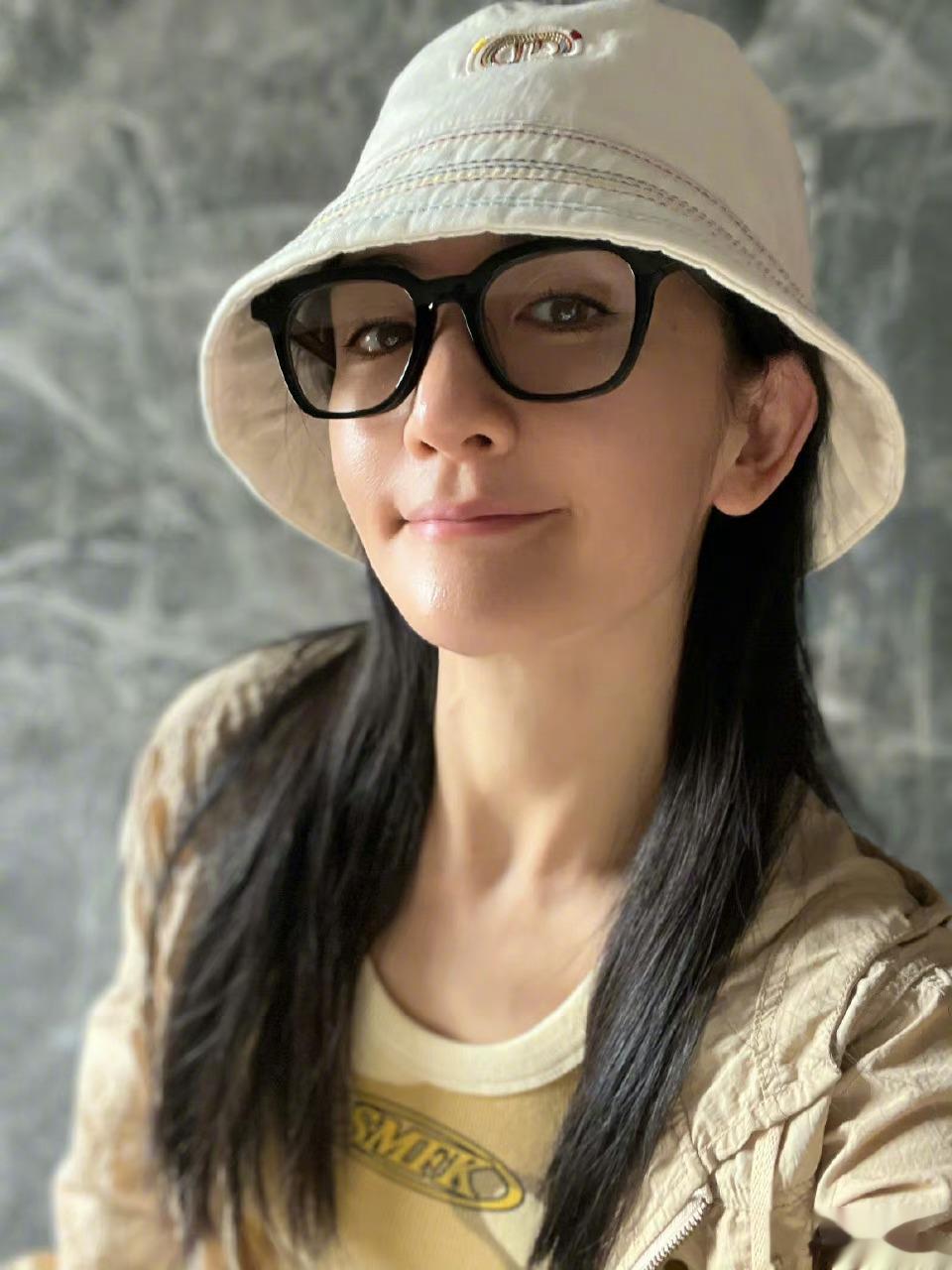 #谢娜[超话]#期待今天盛典直播，期待礼服娜还有小惊喜呀[送花花][送花花][送