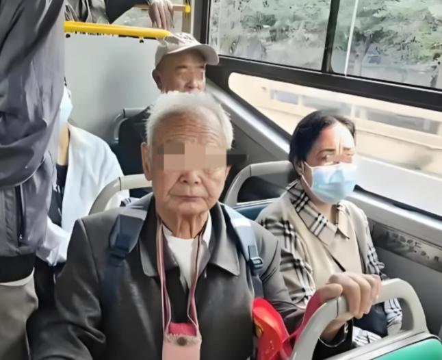 “不是谁死谁有理！”上海，一70多岁大爷刷老年卡上车，找了个座儿。谁成想，屁股刚