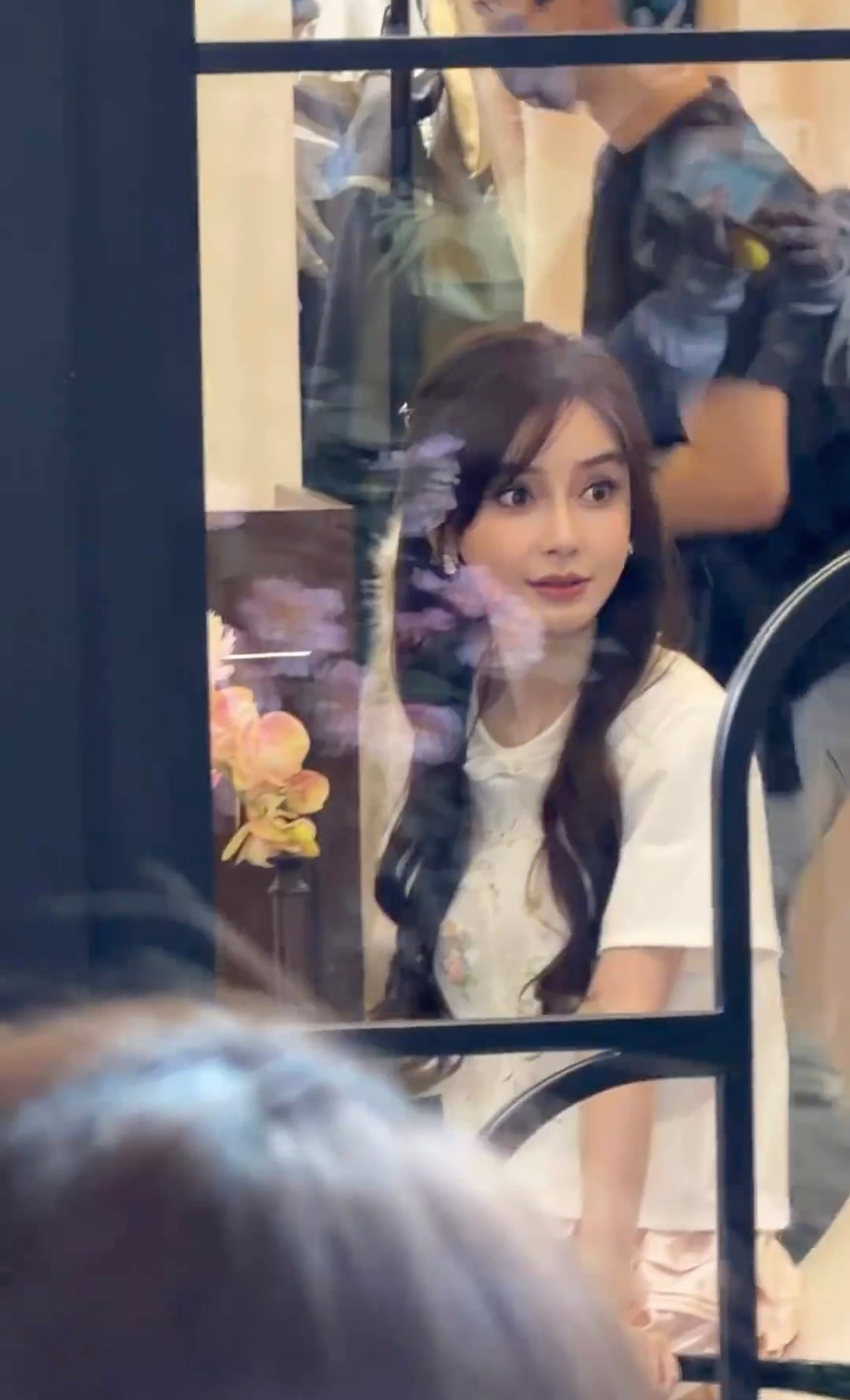 Angelababy半扎公主头此女今日完全芭比公主👸来的