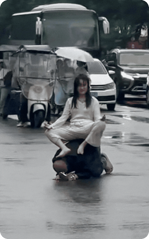 女子在街头把男子一把推倒，然后坐到男子身上，摆出怪异姿势！
　　这女子如果没有精