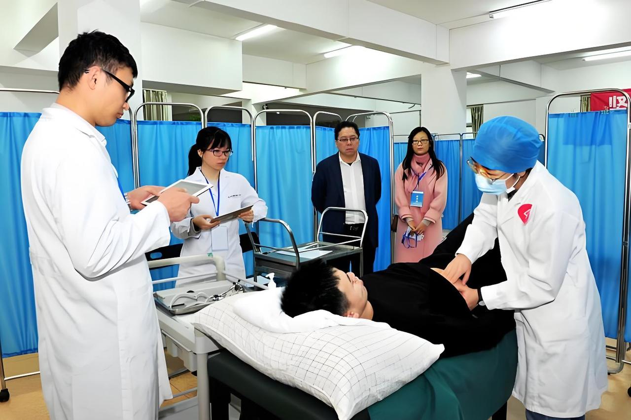 临床医学还会是热门专业吗？不吹不黑真实现状✅
最近很多人发现，临床医学录取分数有