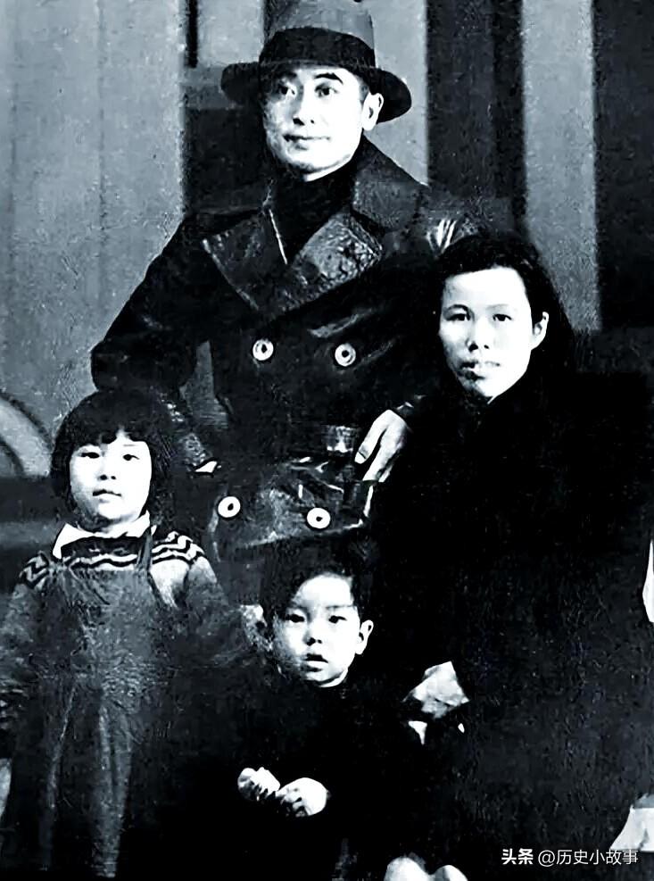 1950年台北马场町刑场，他戴着眼镜，虽然双手被反绑，但是依然面带微笑，神情从容