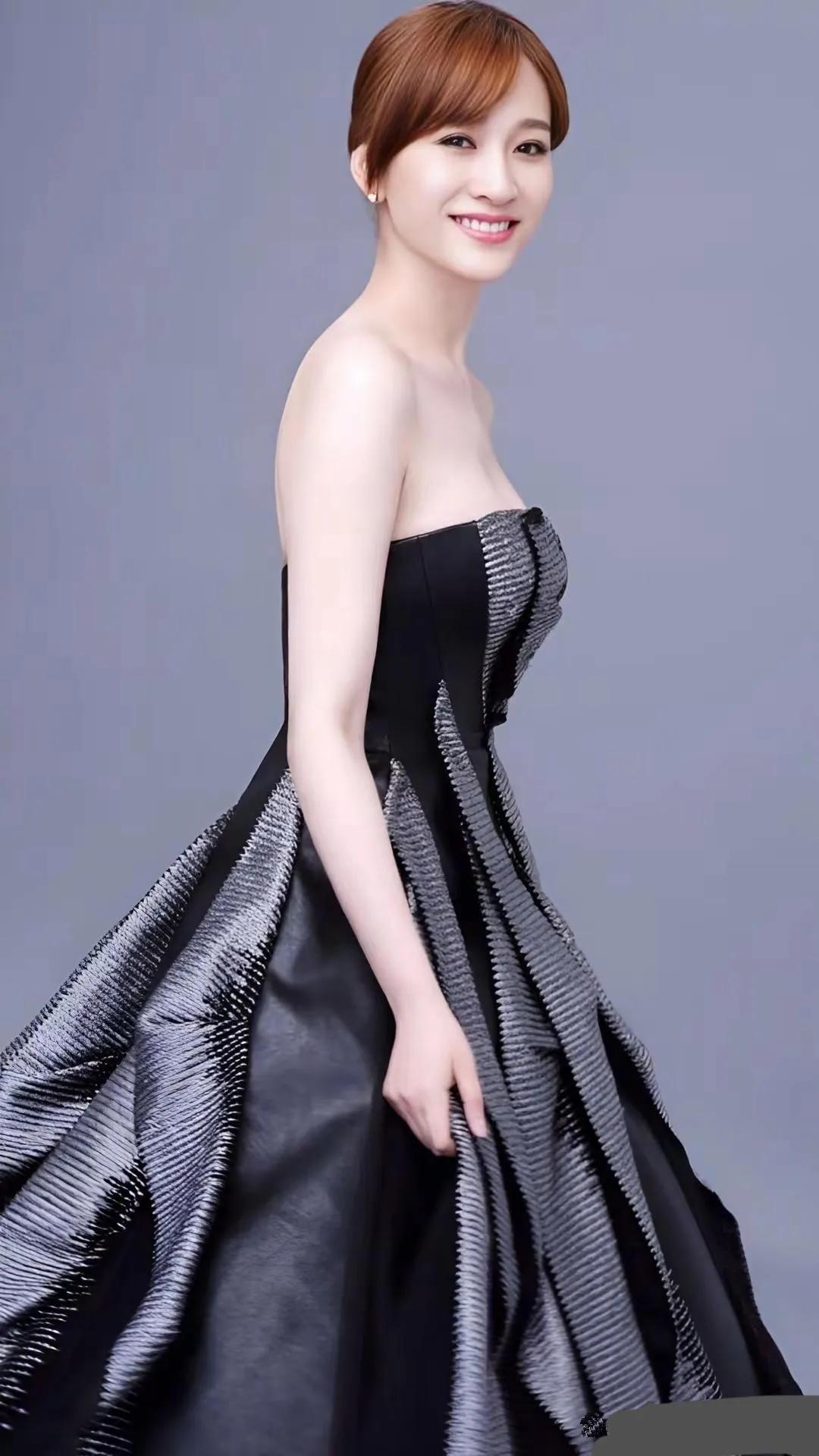 李小冉真是娱乐圈的一股清流，演技好、颜值高，就算感情不顺利，也能活得精彩，真是让