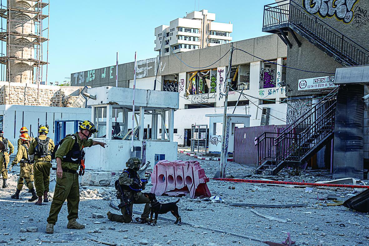 40小时空袭炸碎德黑兰夜空，中东火药桶彻底点燃！美以联手突袭伊朗，背后算盘打得响