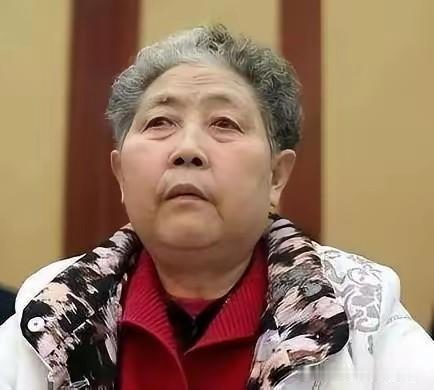 老干妈当年创业，穷得连瓶子都买不起。玻璃厂嫌她订单小，只有贵阳一家小厂肯帮她，价