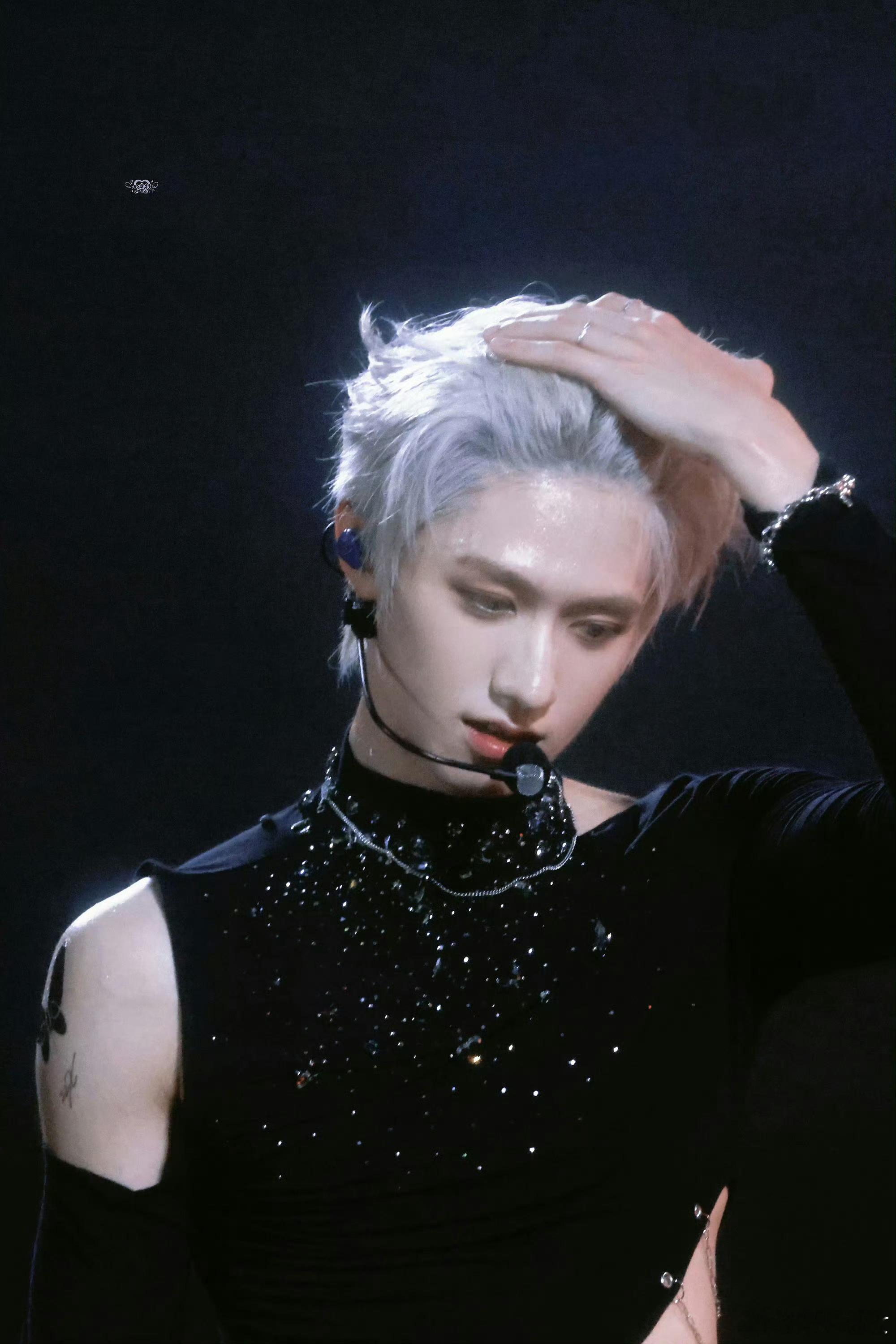 朱志鑫伦敦朱志鑫大年初二飞伦敦，本来以为是去度假放松，结果一看机场图，好家伙又是