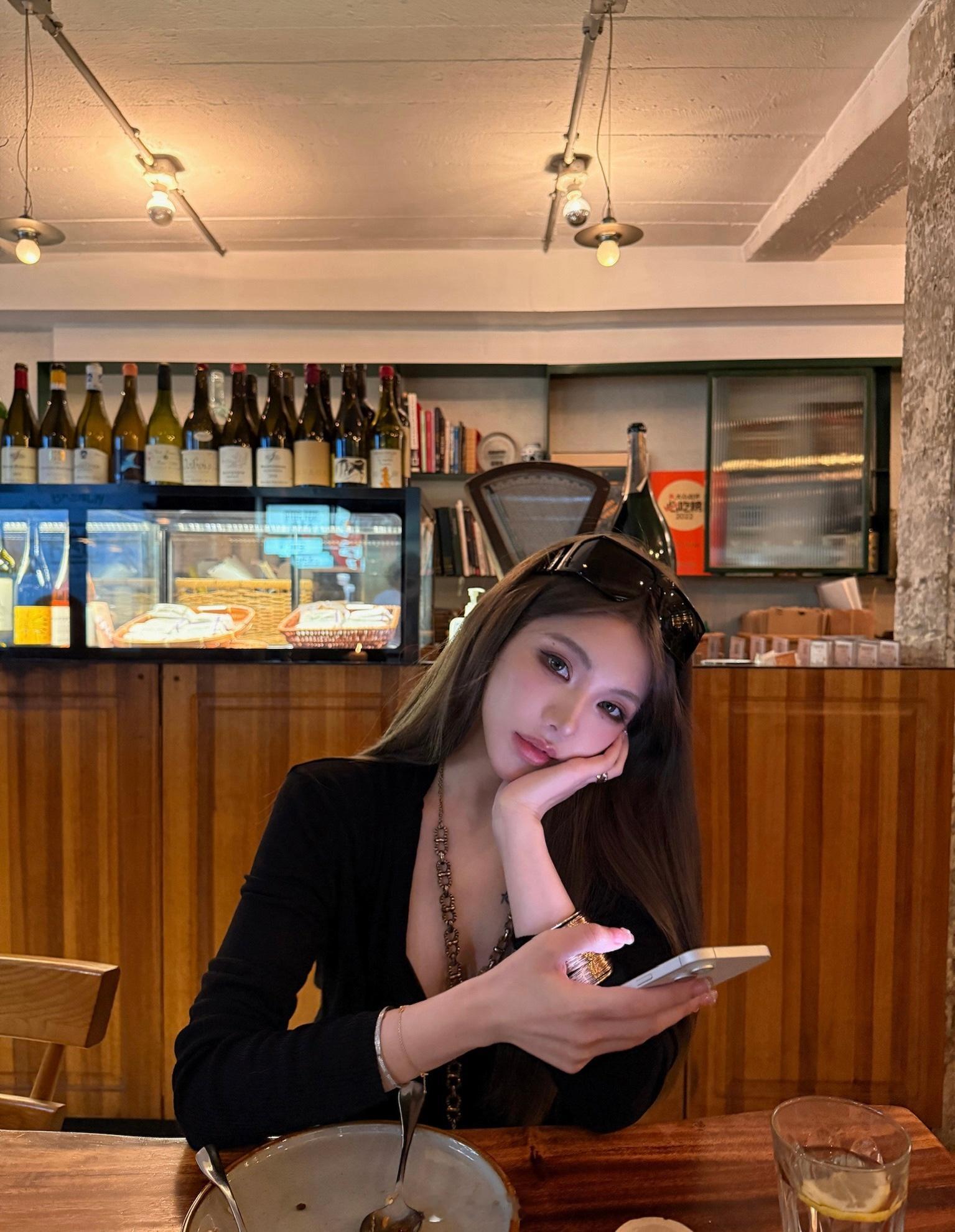经济形势大好，消费升级，越来越多好看的小姐姐用上了最新款iPhone。 ​​​