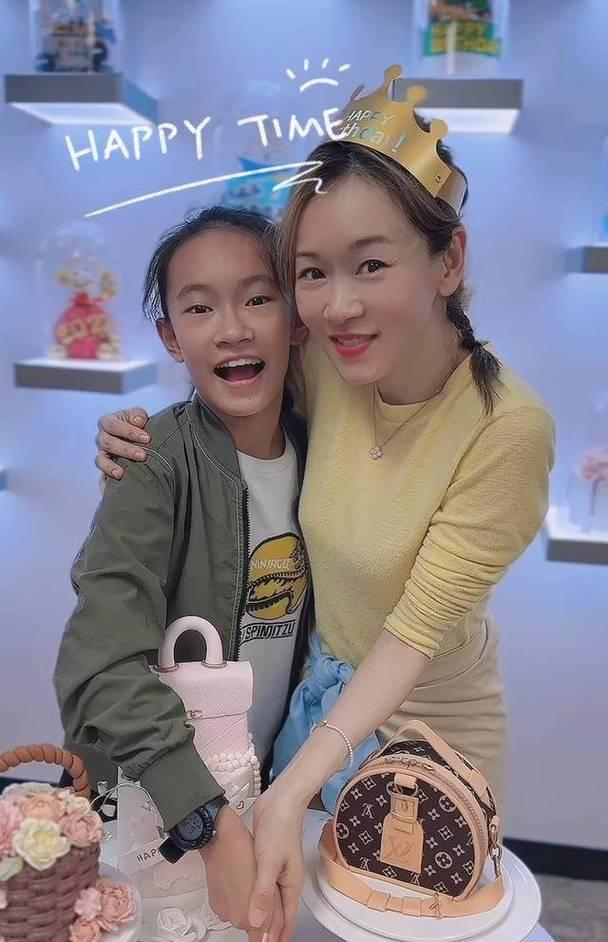 杨思琦近日在节目中罕提女儿生父吴帅，坦言两人是相识多年的中学同学，当初并非冲动在
