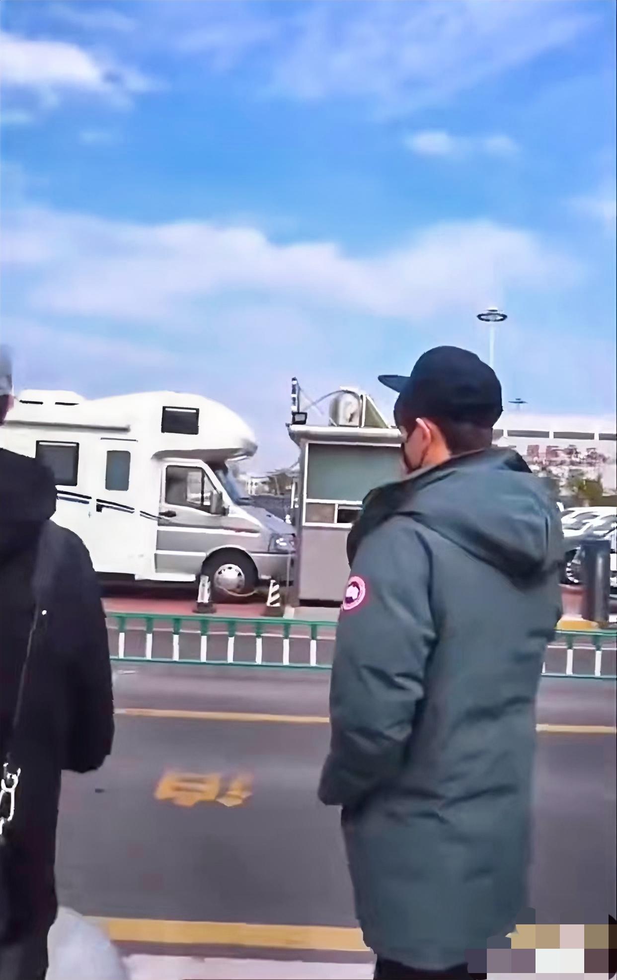 每次看你扎针都揪着心，明明那么疼，却只能慢慢接受这无法改变的结局。你们心疼不亲人