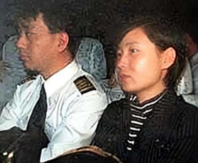 1998年，国航机长袁斌只因为不满分房制度，携带着妻子，驾驶载有95名乘客的飞机