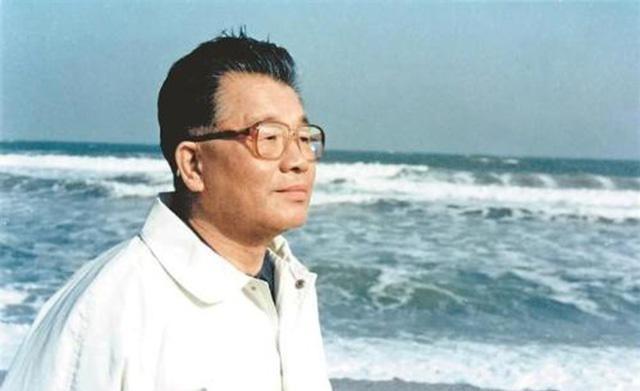 这位老人曾参加抗日战争，担任过省委书记，晚年无私捐出三亿元，但始终保持一生的清贫