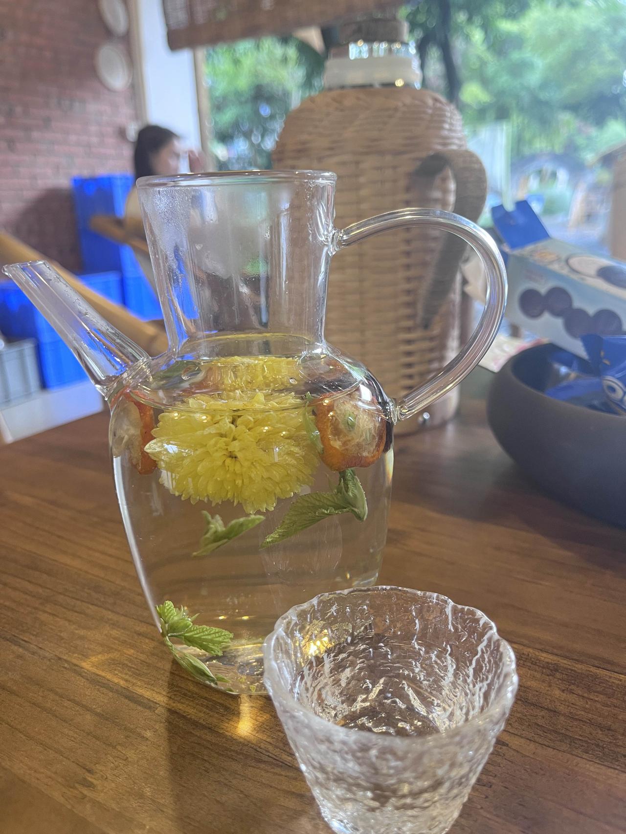 成都就是悠闲，天天喝喝茶摆哈龙门阵，巴适得板！
都说成都现在卷得要命，但是躺平的