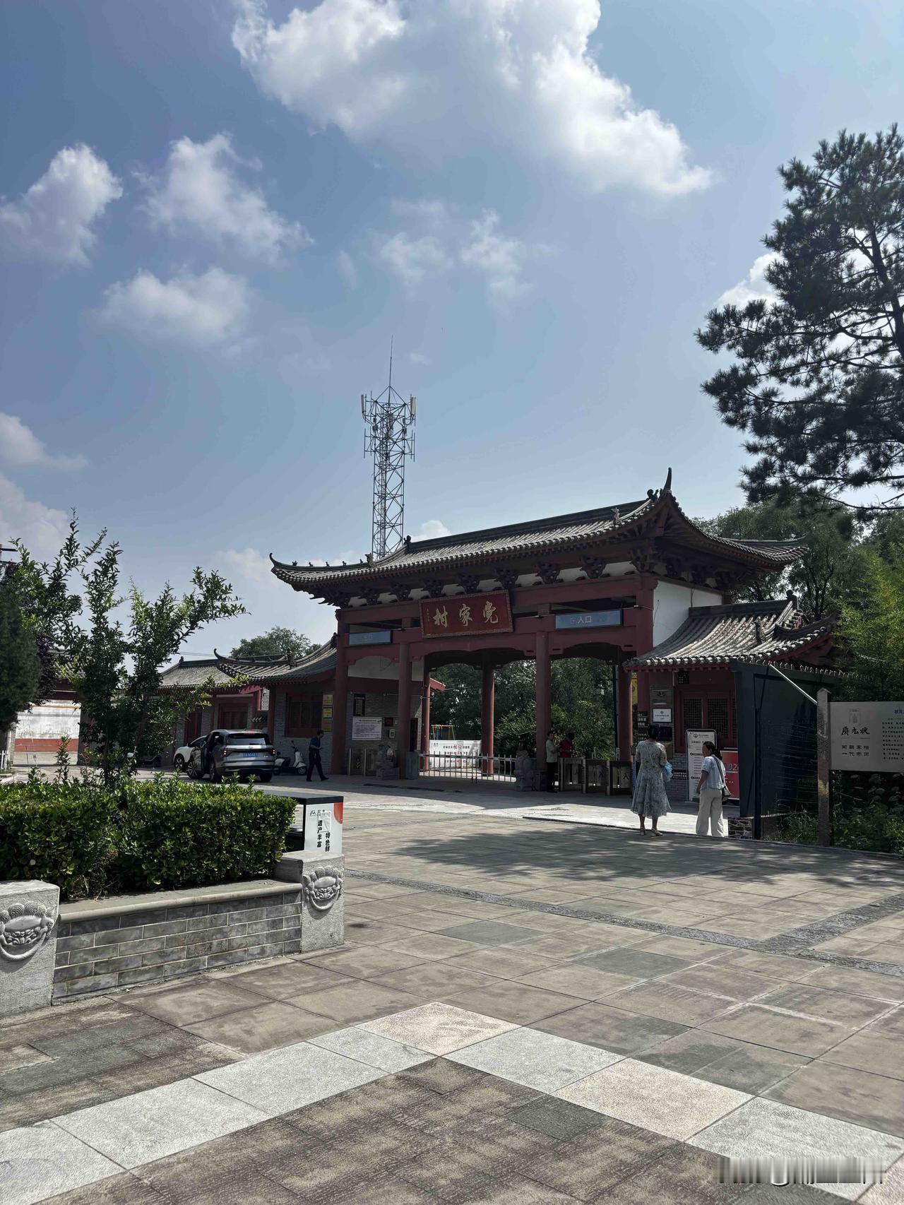 韩城党家村景区，门票一人五十元，常规免票人群（必带对应证件）。这个讲解设备租赁，