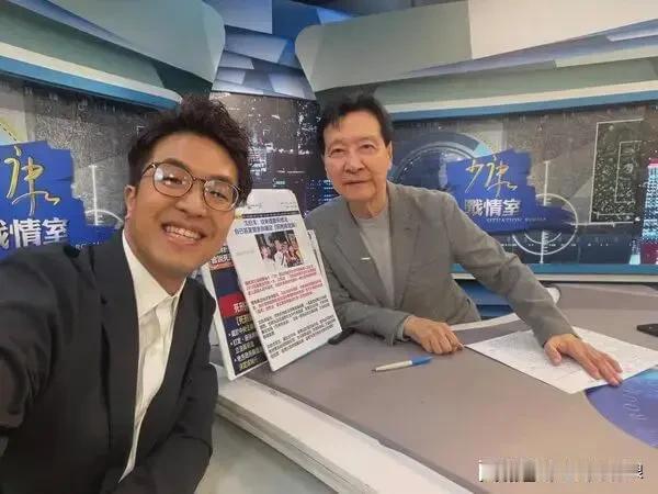 沈伯洋被邀请上少康战情室节目，两个人互动频频，似乎是一对老搭档。

赵少康一开始