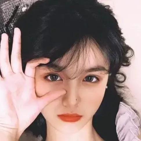 温柔与坚定并存，眼神中藏着故事温婉眸光 温柔的光影中 藏满爱意的眼神 温柔带着锋