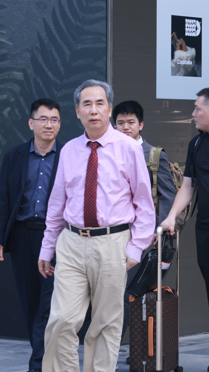 在上海看到了内娱熟人谁懂啊！前两天刚重温完袁弘版射雕，结果今天就看到他和张歆艺闪