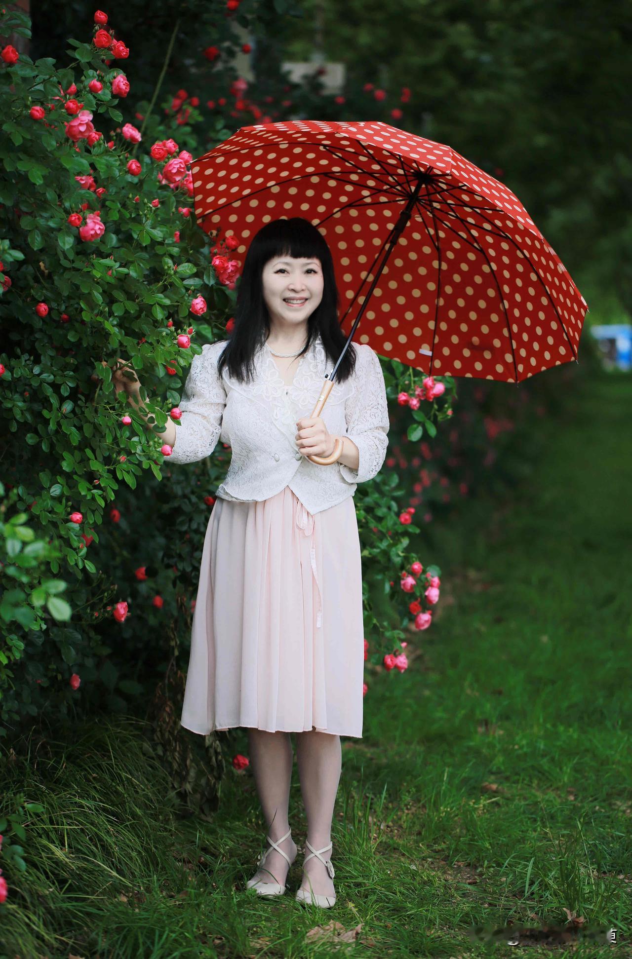 翻过四月的篇章，拥抱五月的阳光☀️
继续分享我的“蔷薇有约[耶]
朋友们，五一节