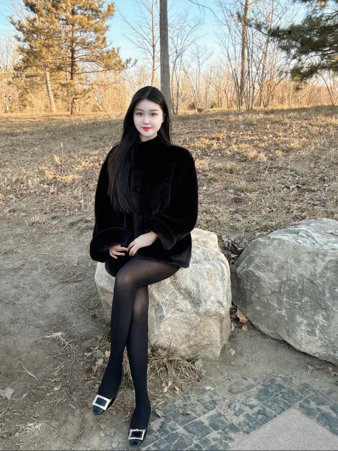 冬日暖阳下，黑丝绒外套与高跟鞋的优雅碰撞，自然与时尚的完美融合。